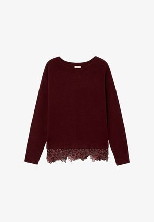 Bordeauxrode trui met een ronde hals en lange mouwen; voorzien van fijne zwarte kanten rand aan de onderkant. Gehele trui met een gebreide textuur.