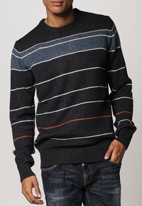 Herrtröja i stickad design, mörk marinblå med horisontella ränder i ljusblått, vitt och orange. Rund halsringning, ribbade muddar och nederkant, texturerat tyg.