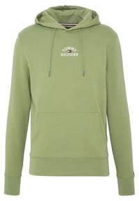 Felpa verde con tasca frontale, cappuccio con cordino e logo ricamato "TOMMY HILFIGER". Presenta polsini a coste e una texture del tessuto morbida.