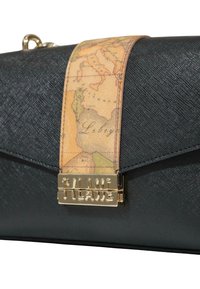 Borsa nera texturizzata con una tracolla in una mappa vintage che mostra la Libia e una chiusura dorata incisa con il nome del marchio "PLAAJE."