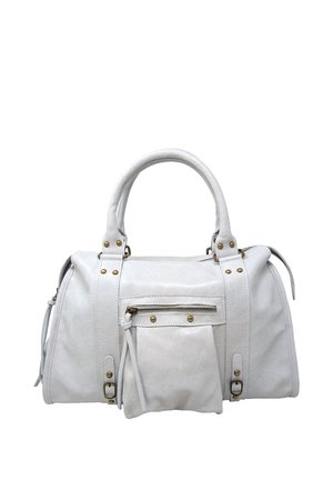 Borsa a mano in pelle bianca con due manici, tasca frontale con cerniera, borchie in ottone e dettagli con fibbia su sfondo bianco semplice.