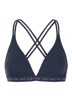 Tamsiai mėlynas trikampis bikini viršus su tekstūruota medžiaga, peržengtomis juostelėmis ir raštuota juosta, kurioje yra rožinių ir mėlynų geometrinių formų.