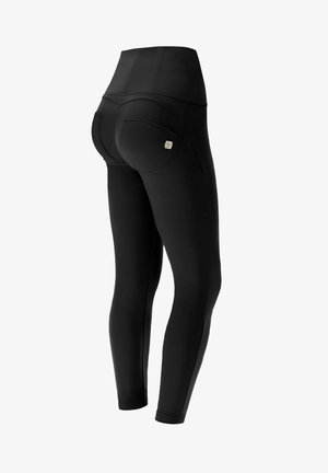 Korkeavyötäröiset mustat leggingsit, joissa on takana taskut ja pieni neliön muotoinen logo oikeassa taskussa, esitetty valkoisella taustalla.