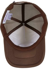 Barna trucker sapka, szilárd anyagú látható szélekkel és hálós panellel a tetején. A belsejében sima, világos színű bélés és fém patent található.