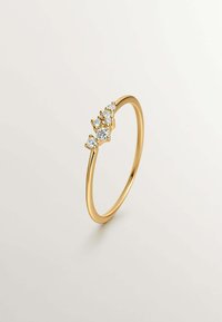 Anillo de oro con cinco piedras preciosas redondas y transparentes engastadas en una delicada banda. Las piedras tienen un engaste con garras, lo que añade una sutil textura y brillo.