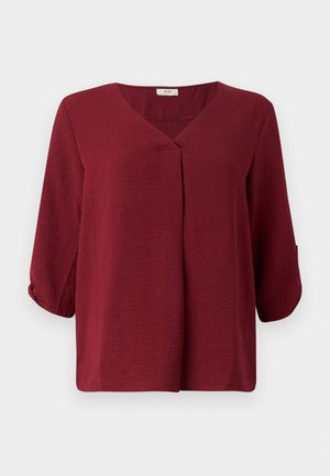 Blouse bordeaux à manches trois-quarts avec un col en V et un détail de pli sur le devant. Fabriquée en tissu léger et texturé avec une coupe décontractée.