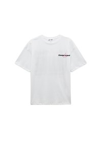 Hvid T-shirt med korte ærmer, sort tekst "Forandring er godt" og et pink stjerne grafik på venstre bryst.