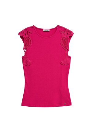 Top sin mangas de color rosa brillante con escote redondo y cortes decorativos de encaje en los hombros y los lados superiores, etiquetado "Salsa Jeans."