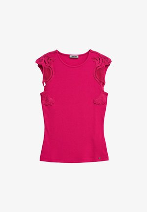 Top sin mangas de color rosa brillante con escote redondo y cortes decorativos de encaje en los hombros y los lados superiores, etiquetado "Salsa Jeans."