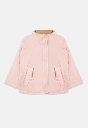 Veste courte matelassée rose clair avec boutons-pression, col montant, manches larges et deux poches à rabat à l'avant sur fond blanc.