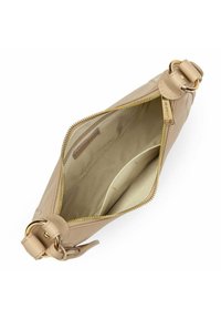 Borsetta in pelle beige con chiusura a zip, texture liscia, foderatura interna di un beige più chiaro e dettagli in metallo dorato.