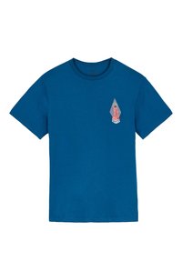 Blå kortærmet T-shirt med et lille lyserødt grafisk motiv af en person inden i en geometrisk form og ordet "STONE" på brystet.