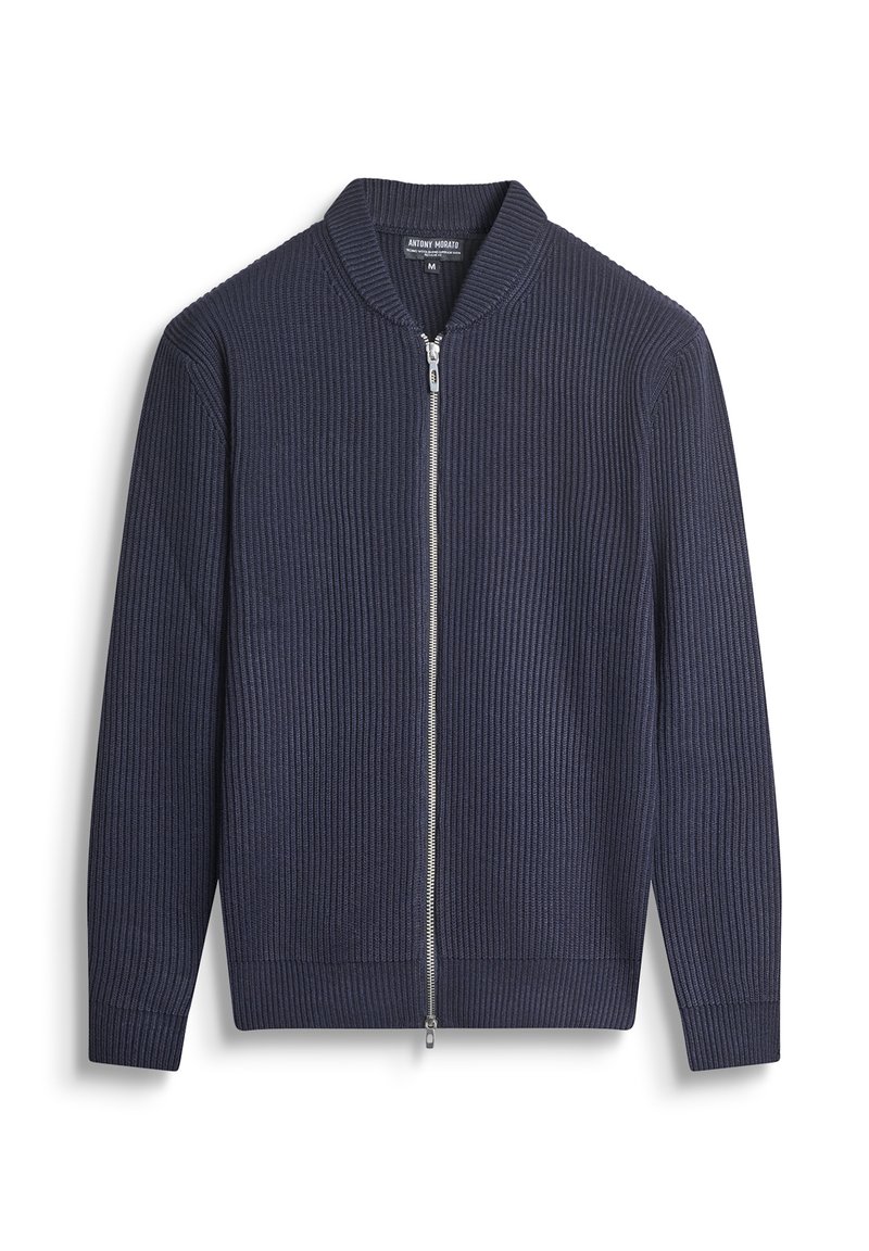 Mornarska kardigan pletenina s rebrastim uzorkom, visokim ovratnikom, punim zatvaračem i uskim manžetama. Ima teksturiranu tkaninu i minimalistički dizajn.