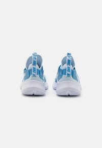 Chaussures de sport bleues avec semelles blanches, dotées d'un dessus lisse, d'un talon texturé et de sangles de traction. Design léger avec des accents minimaux.