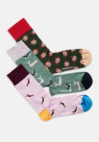 Vier Paare von bunten, gemusterten Socken: grün mit Meeresschildkröten, hellblau mit Walen, lila mit Puffins und rot mit pinken Akzenten.