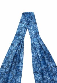 Sininen paisley-kuvioinen kangastaito, jossa on pehmeä pinta ja suunnittelu, joka koostuu eri sinisen sävyistä ja valkoisista korostuksista.