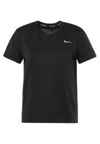 Camiseta Nike negra hecha de material liviano. Presenta un cuello redondo, mangas cortas y un pequeño logotipo gris en el lado izquierdo del pecho.