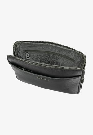 Pochette en cuir noir avec une surface texturée, fermeture éclair, et un intérieur à motif gris mettant en avant le logo "Bogner". Tirette de fermeture éclair détachable.
