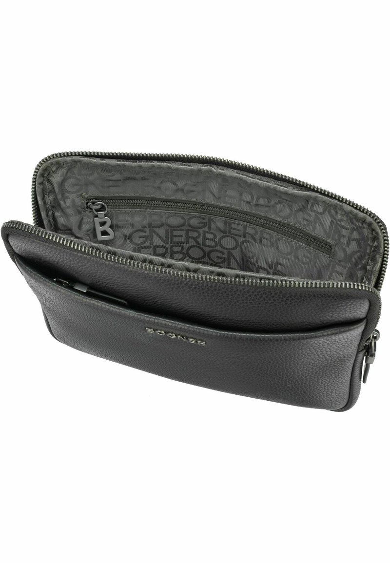 Sacchetto in pelle nera con superficie texture, chiusura a zip e interno a fantasia grigia con il logo "Bogner". Tirazip staccabile.