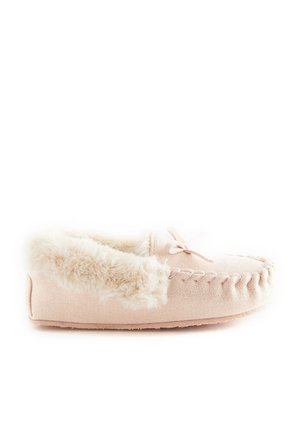 Pantoufle mocassins rose clair avec une doublure en fourrure moelleuse, des détails cousus et un petit nœud sur le dessus, vue de côté.