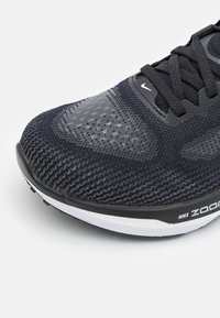 Nike Performance VOMERO 17 - Hardloopschoenen voor op de weg - black/white/anthracite