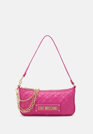 Różowa pikowana torba na ramię ze złotym łańcuszkowym detalem i tabliczką "LOVE MOSCHINO" z przodu, zamknięcie na zamek błyskawiczny oraz wąski pasek.