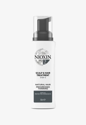 Nioxin hår- och hårbottenbehandling, vit plastflaska med svart pump, har fet textetikett och specifika användningsdetaljer på framsidan.