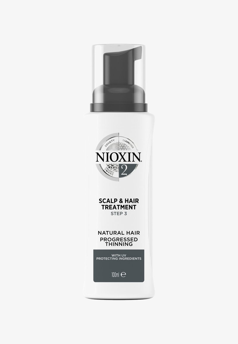 Nioxin Kopf- und Haarbehandlung, weiße Kunststoffflasche mit schwarzer Pumpe, präsentiert sich mit fettem Textlabel und spezifischen Anwendungsdetails auf der Vorderseite.