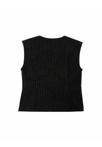 Schwarze ärmellose Bluse mit vertikalen weißen Streifen, strukturierter Form, rundem Ausschnitt und glattem, texturiertem Stoff.