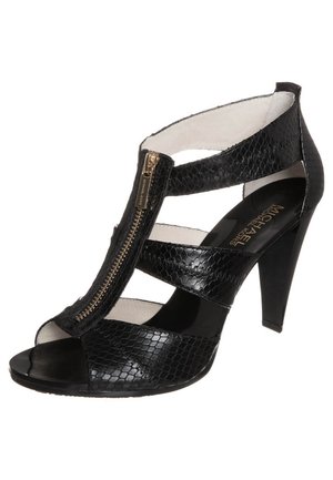 Schwarze High-Heel-Sandale mit offenem Zehenbereich, strukturiertem Schlangenledermaterial, goldfarbener Reißverschluss-Akzent und offenen Knöchelriemen.