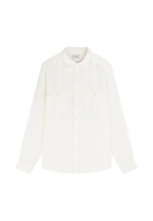 Camisa blanca de manga larga con botones, cuello y dos bolsillos en el pecho, mostrada extendida sobre un fondo blanco.