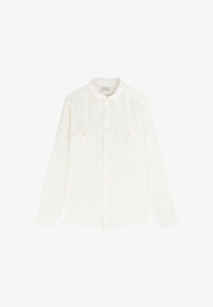 Camisa blanca de manga larga con botones, cuello y dos bolsillos en el pecho, mostrada extendida sobre un fondo blanco.