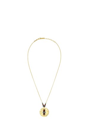 Collier chaîne en or avec un pendentif rond martelé comportant un coléoptère multicolore et de petites perles décoratives près du fermoir.