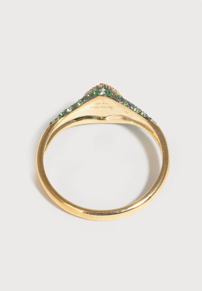 Χρυσό δαχτυλίδι με σχήμα κορυφής σε σχήμα V, διακοσμημένο με μικρά στρογγυλά πράσινα πολύτιμα πετράδια, φωτογραφημένο σε απλό λευκό φόντο.
