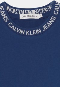 Calvin Klein Jeans EXCLUSIVE  INTARSIA LOGO UNISEX - T-shirt estampada - naval blue