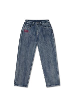 Jeans denim blu a gamba dritta con tasche frontali e piccolo testo ricamato rosso sulla parte superiore della coscia sinistra.