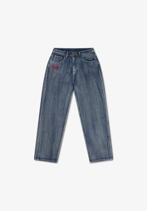 Jeans denim blu a gamba dritta con tasche frontali e piccolo testo ricamato rosso sulla parte superiore della coscia sinistra.