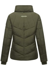 Olijfgroene pufferjack met een hoge kraag, chevron-quilting en elastische manchetten. Heeft een label op de bovenrug.