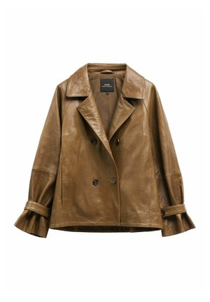 Brązowa dwurzędowa skórzana kurtka z szerokimi klapami, zapinanymi na guziki mankietami i lekko rozszerzającym się fasonem rękawów.