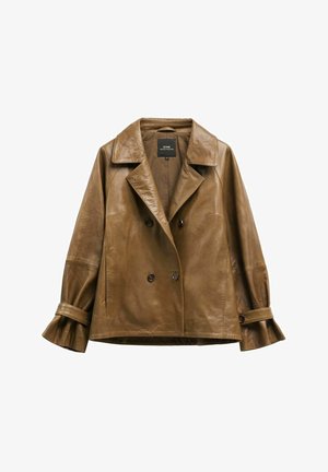 Brązowa dwurzędowa skórzana kurtka z szerokimi klapami, zapinanymi na guziki mankietami i lekko rozszerzającym się fasonem rękawów.