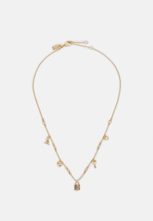 Collier chaîne en or délicat avec de petits pendentifs en forme de cadenas, clé, cœur, "A," et fer à cheval, espacés uniformément le long de la chaîne.
