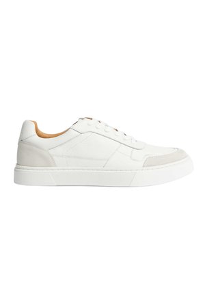 Sneakers in pelle bianca con dettagli in camoscio grigio, suola in gomma, punta rotonda e design con lacci. Texture liscia con semplici dettagli di cucitura.