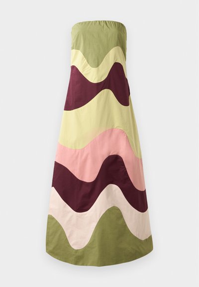 Brežna obleka iz bombaža z valovitim barvnim blokiranjem. Ima zelene, roza in burgundijske odtenke ter sproščen kroj in elastiko na vrhu.