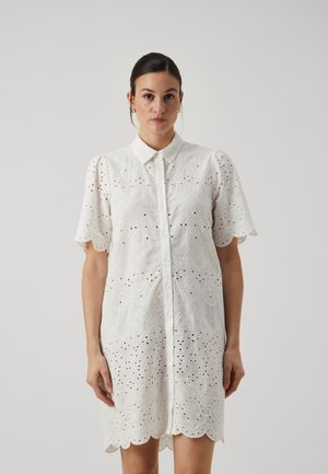 Hvit kortermet skjortekjole med knapplukking, bølget kant og brodert øyelet-design med geometriske mønstre.