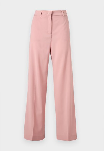 Ροζ παντελόνι με ψηλή μέση και φαρδύ πόδι, με θηλιές για ζώνη και κρυφό μπροστινό κούμπωμα, απεικονίζεται πάνω σε απλό φόντο.