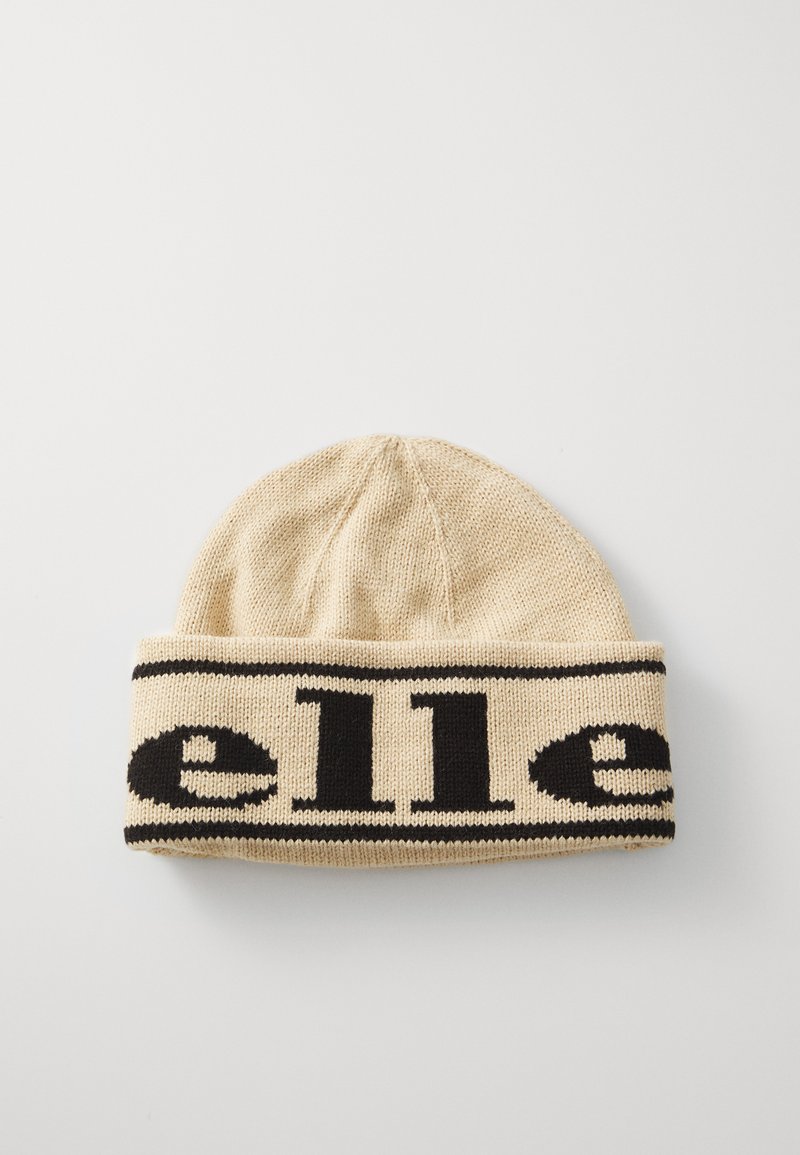 Strikket lue i beige med et kraftig svart logobånd. Designet har en avrundet topp og ribbestruktur for ekstra varme.