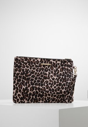 Pochette rectangulaire avec imprimé léopard marron et noir, fermeture éclair supérieure et bracelet détachable, posée sur une surface blanche.