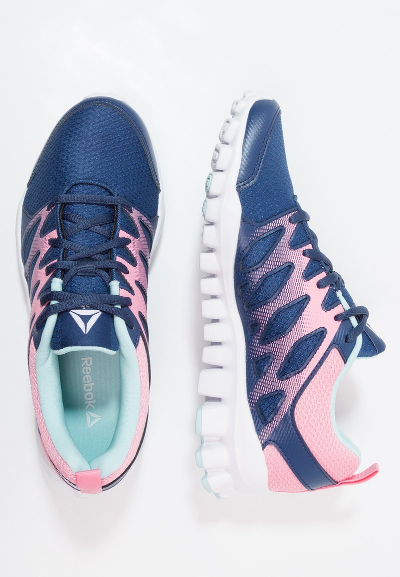 Blåa och rosa Reebok löparskor med vita delade sulor och marinblå snören, visade från ovan- och sidovy mot en vit bakgrund.