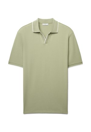 Polo vert avec une surface texturée, manches courtes et un col bordé de blanc. Présente un design en V et une coupe décontractée.