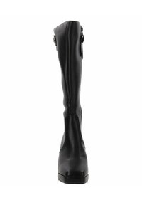 Stivale nero al ginocchio con esterno in pelle liscia, silhouette strutturata, tacco leggero e dettaglio hardware decorativo nella parte superiore.